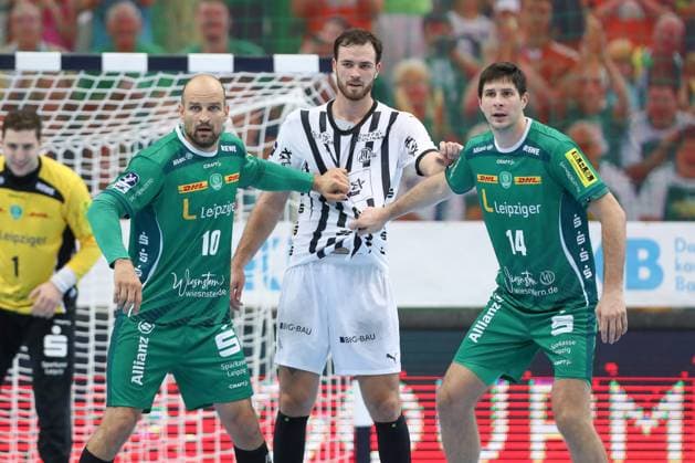 21.09.2025, xtgx, Handball - Daikin HBL, SC DHfK Leipzig - THW Kiel emspor, v.l. Thomas Oehlrich (Leipzig, 10), Veron Nacinovic (Kiel, 93), Marko Mamic (Leipzig, 14) Zweikampf, Duell, Kampf, tackle Leipzig