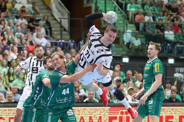 21.09.2025, xtgx, Handball - Daikin HBL, SC DHfK Leipzig - THW Kiel emspor, v.l. Elias Ellefsen a Skipagotu (Kiel, 71) wirft Tor, Torschuetze, erzielt Tor, Treffer, scores the goal Leipzig