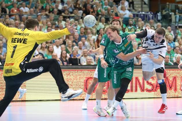 21.09.2025, xtgx, Handball - Daikin HBL, SC DHfK Leipzig - THW Kiel emspor, v.l. Elias Ellefsen a Skipagotu (Kiel, 71) wirft Tor, Torschuetze, erzielt Tor, Treffer, scores the goal Leipzig