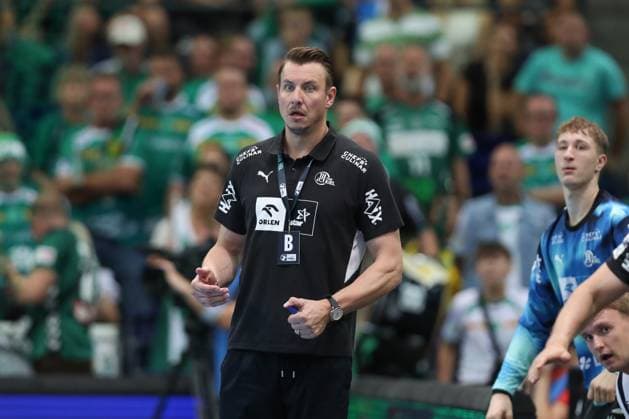 21.09.2025, xtgx, Handball - Daikin HBL, SC DHfK Leipzig - THW Kiel emspor, v.l. Filip Jicha (Kiel, Trainer) gibt Anweisungen, gestikuliert mit den Armen, gesticulate, gives instructions Leipzig