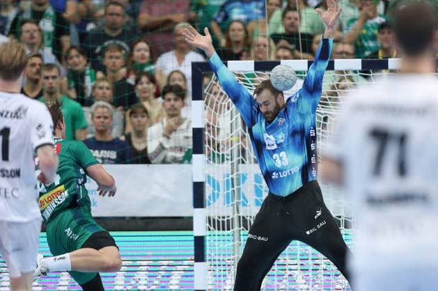 21.09.2025, xtgx, Handball - Daikin HBL, SC DHfK Leipzig - THW Kiel emspor, v.l. Andreas Wolff (Kiel, 33) Parade, haelt den Ball, faengt den Ball, pariert Leipzig