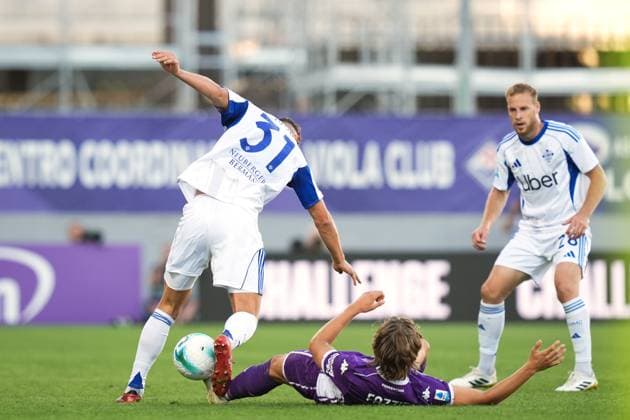 ComoÕs Mergim Vojvoda fights for the ball with Fiorentina s Jacopo Fazzini during the Serie A soccer match between Fiorentina and Como at the Artemio Franchi Stadium in Florence, north Italy - Sunday, September 21, 2025 -  Copyright: xMassimoxPaolone LaPressex