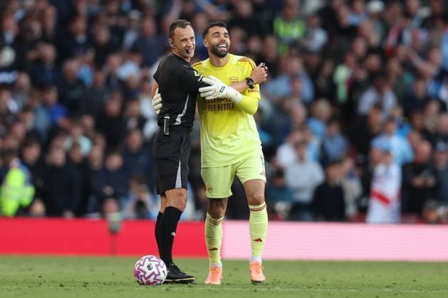 Arsenal v Manchester City 21 September 2025, London - Premier League Football - Arsenal v Manchester City - referee Stuart Attwell in a light hearted moment with Arsenal goalkeeper David Raya - Photo: Charlotte Wilson Offside. London UK Copyright: xCharlottexWilsonx xOffsidexOffside