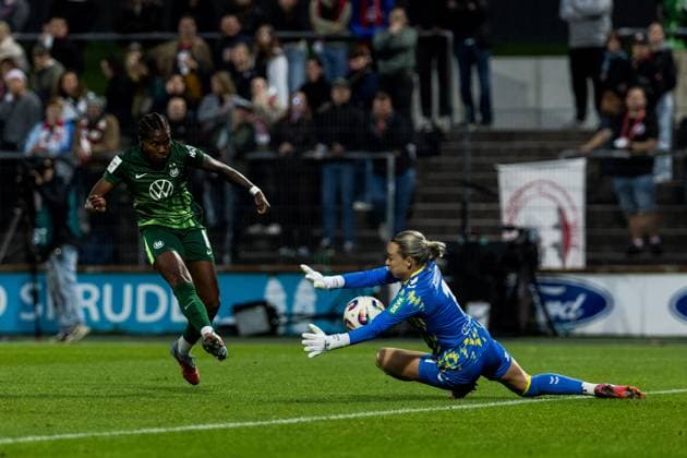 Google Pixel Frauen-Bundesliga, 1. FC Köln - VfL Wolfsburg; 21.09.2025 Zweikampf Lineth Beerensteyn (VfL Wolfsburg, 9), Lisa Schmitz (1. FC Köln, 1) Google Pixel Frauen-Bundesliga, 1. FC Köln - VfL Wolfsburg Köln, Franz-Kremer-Stadion am 21.09.2025 DFB REGULATIONS PROHIBIT ANY USE OF PHOTOGRAPHS AS IMAGE SEQUENCES AND OR QUASI-VIDEO. Copyright: xBEAUTIFULxSPORTS Wunderlx
