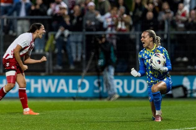 Google Pixel Frauen-Bundesliga, 1. FC Köln - VfL Wolfsburg; 21.09.2025 Sara Agrez (1. FC Köln, 4) und Lisa Schmitz (1. FC Köln, 1) jubeln nach einem gehaltenen Torschuss Google Pixel Frauen-Bundesliga, 1. FC Köln - VfL Wolfsburg Köln, Franz-Kremer-Stadion am 21.09.2025 DFB REGULATIONS PROHIBIT ANY USE OF PHOTOGRAPHS AS IMAGE SEQUENCES AND OR QUASI-VIDEO. Copyright: xBEAUTIFULxSPORTS Wunderlx