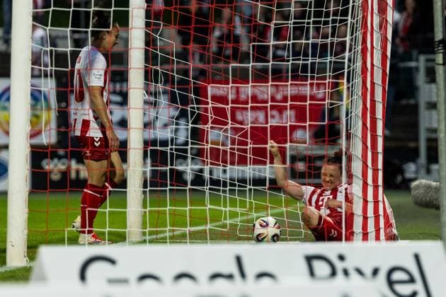 Google Pixel Frauen-Bundesliga, 1. FC Köln - VfL Wolfsburg; 21.09.2025 Marina Hegering (1. FC Köln, 33) liegt nach dem Versuch das Tor zu verhindern im Netz Google Pixel Frauen-Bundesliga, 1. FC Köln - VfL Wolfsburg Köln, Franz-Kremer-Stadion am 21.09.2025 DFB REGULATIONS PROHIBIT ANY USE OF PHOTOGRAPHS AS IMAGE SEQUENCES AND OR QUASI-VIDEO. Copyright: xBEAUTIFULxSPORTS Wunderlx