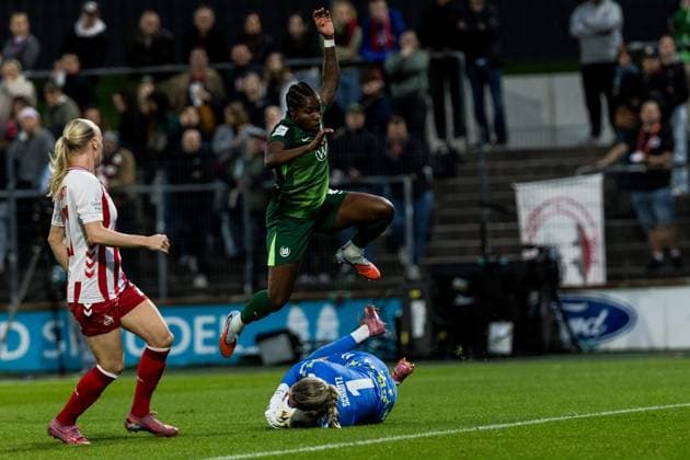 Google Pixel Frauen-Bundesliga, 1. FC Köln - VfL Wolfsburg; 21.09.2025 Zweikampf Lineth Beerensteyn (VfL Wolfsburg, 9), Lisa Schmitz (1. FC Köln, 1) Google Pixel Frauen-Bundesliga, 1. FC Köln - VfL Wolfsburg Köln, Franz-Kremer-Stadion am 21.09.2025 DFB REGULATIONS PROHIBIT ANY USE OF PHOTOGRAPHS AS IMAGE SEQUENCES AND OR QUASI-VIDEO. Copyright: xBEAUTIFULxSPORTS Wunderlx