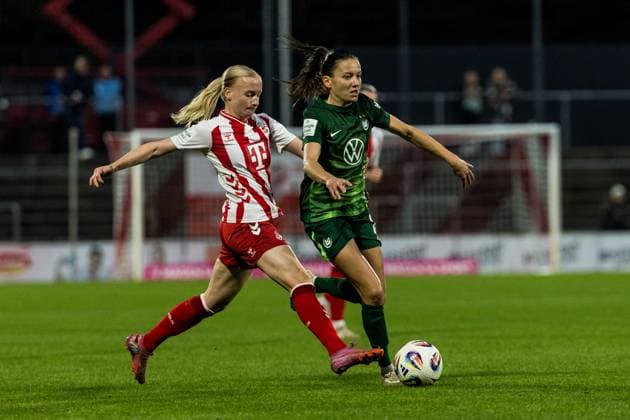 Google Pixel Frauen-Bundesliga, 1. FC Köln - VfL Wolfsburg; 21.09.2025 Zweikampf Anna Gerhardt (1. FC Köln, 21), Joelle Wedemeyer (VfL Wolfsburg, 24) Google Pixel Frauen-Bundesliga, 1. FC Köln - VfL Wolfsburg Köln, Franz-Kremer-Stadion am 21.09.2025 DFB REGULATIONS PROHIBIT ANY USE OF PHOTOGRAPHS AS IMAGE SEQUENCES AND OR QUASI-VIDEO. Copyright: xBEAUTIFULxSPORTS Wunderlx