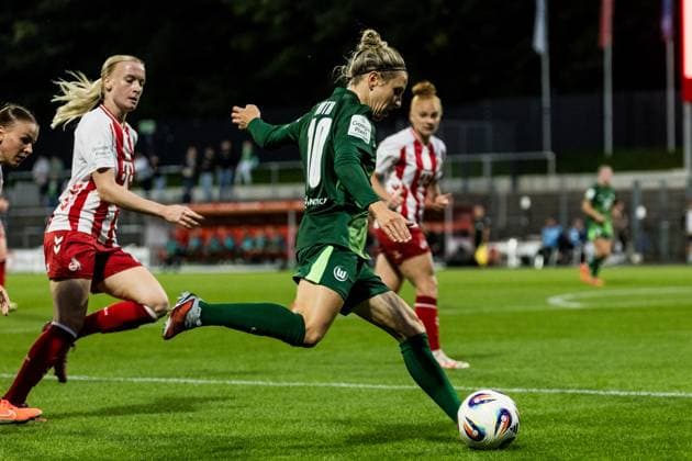 Google Pixel Frauen-Bundesliga, 1. FC Köln - VfL Wolfsburg; 21.09.2025 Svenja Huth (VfL Wolfsburg. 10) schießt Google Pixel Frauen-Bundesliga, 1. FC Köln - VfL Wolfsburg Köln, Franz-Kremer-Stadion am 21.09.2025 DFB REGULATIONS PROHIBIT ANY USE OF PHOTOGRAPHS AS IMAGE SEQUENCES AND OR QUASI-VIDEO. Copyright: xBEAUTIFULxSPORTS Wunderlx