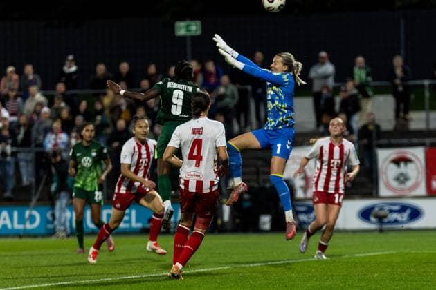 Google Pixel Frauen-Bundesliga, 1. FC Köln - VfL Wolfsburg; 21.09.2025 Lineth Beerensteyn (VfL Wolfsburg, 9) köpft zum 1:1, Lisa Schmitz (1. FC Köln, 1) kann das Tor nicht verhindern Google Pixel Frauen-Bundesliga, 1. FC Köln - VfL Wolfsburg Köln, Franz-Kremer-Stadion am 21.09.2025 DFB REGULATIONS PROHIBIT ANY USE OF PHOTOGRAPHS AS IMAGE SEQUENCES AND OR QUASI-VIDEO. Copyright: xBEAUTIFULxSPORTS Wunderlx
