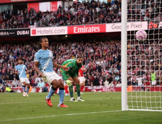 London, England, 21st September 2025. Gianluigi Donnarumma of Manchester City can only look on as he is neaten by a dink from Gabriel Martinelli of Arsenal during the Arsenal vs Manchester City Premier League match at the Emirates Stadium, London. Picture credit should read: David Klein Sportimage EDITORIAL USE ONLY. No use with unauthorised audio, video, data, fixture lists, club league logos or live services. Online in-match use limited to 120 images, no video emulation. No use in betting, games or single club league player publications. SPI_059_DK_Arsenal_Man_City SPI-4152-0060