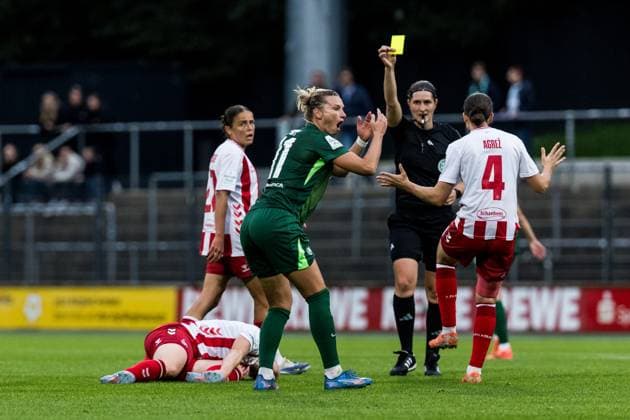 Google Pixel Frauen-Bundesliga, 1. FC Köln - VfL Wolfsburg; 21.09.2025 Alexandra Popp (VfL Wolfsburg, 11) fassungslos nach Gelber Karte Google Pixel Frauen-Bundesliga, 1. FC Köln - VfL Wolfsburg Köln, Franz-Kremer-Stadion am 21.09.2025 DFB REGULATIONS PROHIBIT ANY USE OF PHOTOGRAPHS AS IMAGE SEQUENCES AND OR QUASI-VIDEO. Copyright: xBEAUTIFULxSPORTS Wunderlx