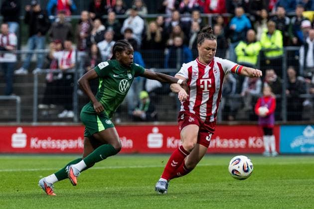 Google Pixel Frauen-Bundesliga, 1. FC Köln - VfL Wolfsburg; 21.09.2025 Zweikampf Lineth Beerensteyn (VfL Wolfsburg, 9), Marina Hegering (1. FC Köln, 33) Google Pixel Frauen-Bundesliga, 1. FC Köln - VfL Wolfsburg Köln, Franz-Kremer-Stadion am 21.09.2025 DFB REGULATIONS PROHIBIT ANY USE OF PHOTOGRAPHS AS IMAGE SEQUENCES AND OR QUASI-VIDEO. Copyright: xBEAUTIFULxSPORTS Wunderlx