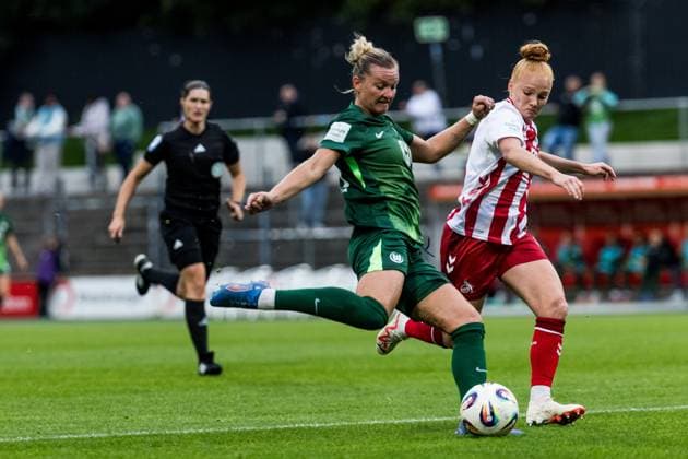 Google Pixel Frauen-Bundesliga, 1. FC Köln - VfL Wolfsburg; 21.09.2025 Zweikampf Alexandra Popp (VfL Wolfsburg, 11), Laura Vogt (1. FC Köln, 8) Google Pixel Frauen-Bundesliga, 1. FC Köln - VfL Wolfsburg Köln, Franz-Kremer-Stadion am 21.09.2025 DFB REGULATIONS PROHIBIT ANY USE OF PHOTOGRAPHS AS IMAGE SEQUENCES AND OR QUASI-VIDEO. Copyright: xBEAUTIFULxSPORTS Wunderlx