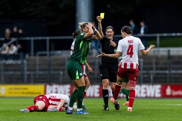 Google Pixel Frauen-Bundesliga, 1. FC Köln - VfL Wolfsburg; 21.09.2025 Alexandra Popp (VfL Wolfsburg, 11) fassungslos nach Gelber Karte Google Pixel Frauen-Bundesliga, 1. FC Köln - VfL Wolfsburg Köln, Franz-Kremer-Stadion am 21.09.2025 DFB REGULATIONS PROHIBIT ANY USE OF PHOTOGRAPHS AS IMAGE SEQUENCES AND OR QUASI-VIDEO. Copyright: xBEAUTIFULxSPORTS Wunderlx