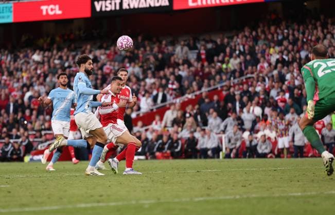 London, England, 21st September 2025. Gabriel Martinelli of Arsenal scores the equalising goal during the Arsenal vs Manchester City Premier League match at the Emirates Stadium, London. Picture credit should read: David Klein Sportimage EDITORIAL USE ONLY. No use with unauthorised audio, video, data, fixture lists, club league logos or live services. Online in-match use limited to 120 images, no video emulation. No use in betting, games or single club league player publications. SPI_067_DK_Arsenal_Man_City SPI-4152-0067