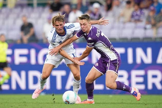 ComoÕs Nicolas Paz fights for the ball with FiorentinaÕs Hans Nicolussi Caviglia during the Serie A soccer match between Fiorentina and Como at the Artemio Franchi Stadium in Florence, north Italy - Sunday, September 21, 2025 -  Copyright: xMassimoxPaolone LaPressex