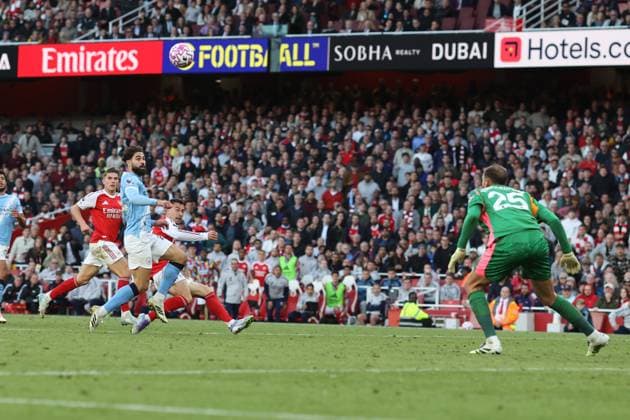 Arsenal v Manchester City 21 September 2025, London - Premier League Football - Arsenal v Manchester City - Gabriel Martinelli of Arsenal lifts the ball over Manchester City goalkeeper Gianluigi Donnarumma to score the equalising goal - Photo: Charlotte Wilson Offside. London UK Copyright: xCharlottexWilsonx xOffsidexOffside