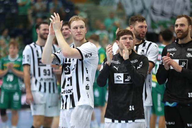 Handball DAIKIN HBL: SC DHfK Leipzig vs. THW Kiel; 21.09.2025 Eric Johansson (21, THW Kiel) applaudiert zu den Fans. Jubel, Sieg. Handball, DAIKIN HBL, 1. Bundesliga, Saison 2025 2026, 5. Spieltag: SC DHfK Leipzig vs. THW Kiel am 21.09.2025 in der Quarterback Immobilien Arena Leipzig. Copyright: xBEAUTIFULxSPORTS JanxKaeferx