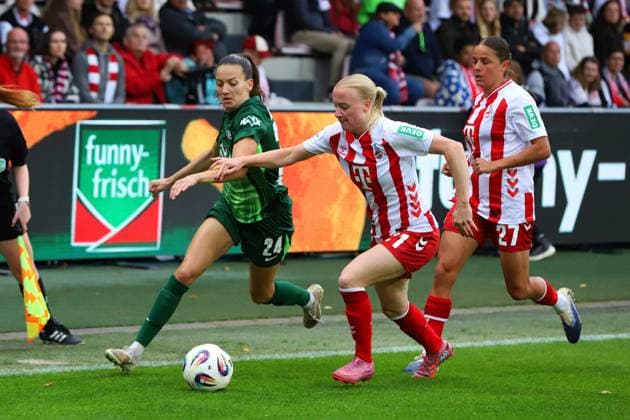 21.09.2025, xsscx, Frauen Fußball, 1. FC Koeln - VfL Wolfsburg, 1. Fußball Bundesliga, 3. Spieltag, Franz-Kremer-Stadion, Saison 2025 2026: Joelle Wedemeyer (VfL Wolfsburg 24) im Zweikampf gegen Anna Gerhardt (1. FC Koeln 21) DFB regulations prohibit any use of photographs as image sequences and or quasi-video. Nordrhein-Westfalen Germany