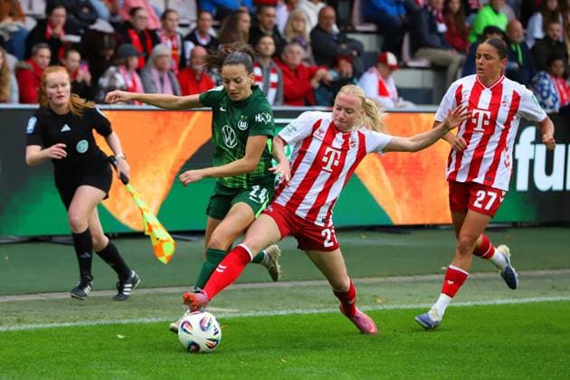21.09.2025, xsscx, Frauen Fußball, 1. FC Koeln - VfL Wolfsburg, 1. Fußball Bundesliga, 3. Spieltag, Franz-Kremer-Stadion, Saison 2025 2026: Joelle Wedemeyer (VfL Wolfsburg 24) im Zweikampf gegen Anna Gerhardt (1. FC Koeln 21) DFB regulations prohibit any use of photographs as image sequences and or quasi-video. Nordrhein-Westfalen Germany