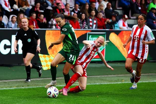21.09.2025, xsscx, Frauen Fußball, 1. FC Koeln - VfL Wolfsburg, 1. Fußball Bundesliga, 3. Spieltag, Franz-Kremer-Stadion, Saison 2025 2026: Joelle Wedemeyer (VfL Wolfsburg 24) im Zweikampf gegen Anna Gerhardt (1. FC Koeln 21) DFB regulations prohibit any use of photographs as image sequences and or quasi-video. Nordrhein-Westfalen Germany