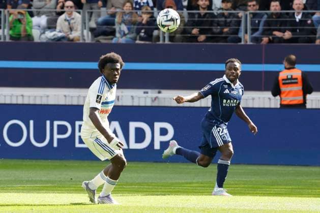 French League One - PFC vs Strasbourg PFC’s Moses Simon battles Strasbourg’s Abdoul Ouattara during the 2025-26 French soccer League One game, PFC vs Strasbourg In Jean-Bouin Stadium, in Paris, France on September 21, 2025. Photo by Henri Szwarc ABACAPRESS.COM Paris France  Copyright: xSzwarcxHenri ABACAx