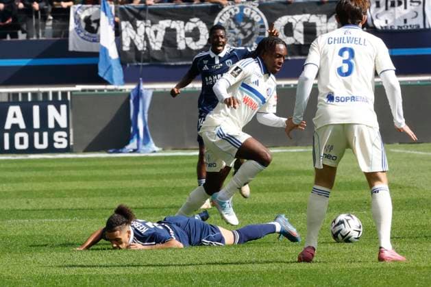 French League One - PFC vs Strasbourg PFC’s Ilan Kebbal battles Strasbourg’s Ismael Doukoure during the 2025-26 French soccer League One game, PFC vs Strasbourg In Jean-Bouin Stadium, in Paris, France on September 21, 2025. Photo by Henri Szwarc ABACAPRESS.COM Paris France  Copyright: xSzwarcxHenri ABACAx