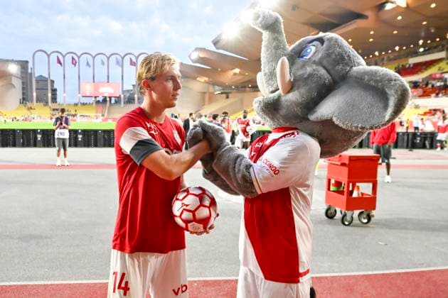 FOOTBALL : MONACO vs METZ - ligue 1 - 21 9 25 Monaco™s forward 14 Mika Biereth and Monaco mascot™s during the French L1 2025-2026 season football match between AS Monaco and FC Metz at Louis II stadium of Monaco, south France, on September 21, 2025. MONACOMonaco  Copyright: xfredxDIDES psnewzx