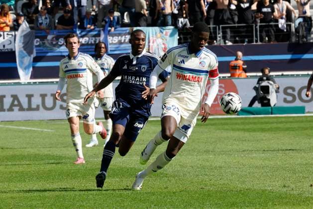French League One - PFC vs Strasbourg PFC’s Adama Camara battles Strasbourg’s Mamadou Sarr during the 2025-26 French soccer League One game, PFC vs Strasbourg In Jean-Bouin Stadium, in Paris, France on September 21, 2025. Photo by Henri Szwarc ABACAPRESS.COM Paris France  Copyright: xSzwarcxHenri ABACAx
