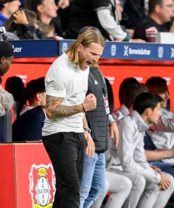 Schlussjubel Trainer Eugen Polanski (Bor. Mönchengladbach) Fussball 1. Bundesliga, 4.Spieltag, Bayer 04 Leverkusen - Borussia Moenchengladbach 1:1, am 21.09.2025 in Leverkusen Deutschland. DFL regulations prohibit any use of photographs as image sequences and or quasi-video Â
