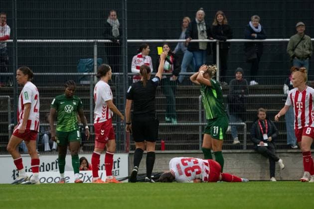 Alexandra Popp (11 VfL Wolfsburg) get a yellow card during the Google Pixel Frauen-Bundesliga between 1. FC Köln v. VfL Wolfsburg and VfL Wolfsburg at Franz-Kremer-Stadion in Cologne, Germany. Copyright: xQianruxZhang SPPx Sportspressphoto_SPR30041