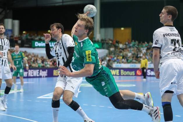 21.09.2025, xtgx, Handball - Daikin HBL, SC DHfK Leipzig - THW Kiel emspor, v.l. Blaer Hinriksson (Leipzig, 44) wirft Tor, Torschuetze, erzielt Tor, Treffer, scores the goal Leipzig