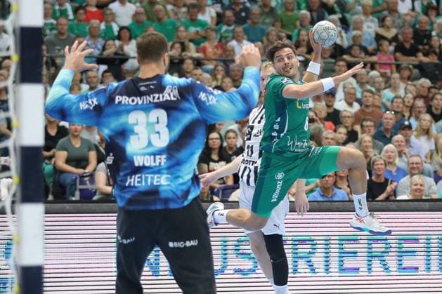 21.09.2025, xtgx, Handball - Daikin HBL, SC DHfK Leipzig - THW Kiel emspor, v.l. Lucas Krzikalla (Leipzig, 8) wirft Tor, Torschuetze, erzielt Tor, Treffer, scores the goal Leipzig