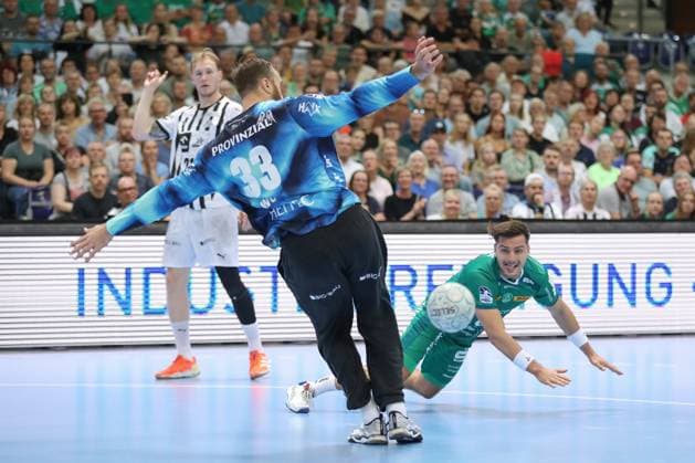 21.09.2025, xtgx, Handball - Daikin HBL, SC DHfK Leipzig - THW Kiel emspor, v.l. Lucas Krzikalla (Leipzig, 8) wirft Tor, Torschuetze, erzielt Tor, Treffer, scores the goal Leipzig