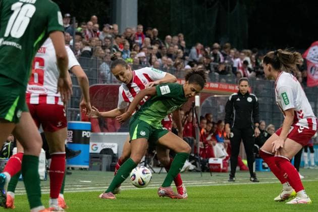 Cora Zicai (28 VfL Wolfsburg) and Sylwia Matysik (20 1. FC Köln) during the Google Pixel Frauen-Bundesliga between 1. FC Köln v. VfL Wolfsburg and VfL Wolfsburg at Franz-Kremer-Stadion in Cologne, Germany. Copyright: xQianruxZhang SPPx Sportspressphoto_SPR30046