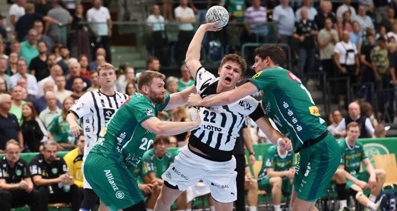 Leipzig, 21.09.2025, Arena Leipzig, Handball, Bundesliga, 5.Spieltag , SC DHfK Leipzig vs. THW Kiel , Im Bild von links; William Bogojevic (20, Leipzig), Rasmus Ankermann ( 22, Kiel), Marko Mamic (14, Leipzig). , Nur zur redaktionellen Nutzung. Only editorial use. , DHB HBL regulations prohibit any use of photographs as image sequences and or quasi-video. ,