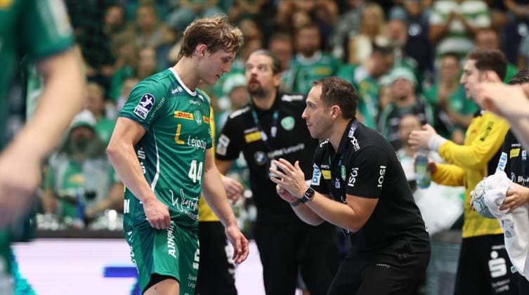 Leipzig, 21.09.2025, Arena Leipzig, Handball, Bundesliga, 5.Spieltag , SC DHfK Leipzig vs. THW Kiel , Im Bild von links; Blaer Hinriksson (44, Leipzig), Trainer Raul Alonso, DHfK Leipzig. , Nur zur redaktionellen Nutzung. Only editorial use. , DHB HBL regulations prohibit any use of photographs as image sequences and or quasi-video. ,