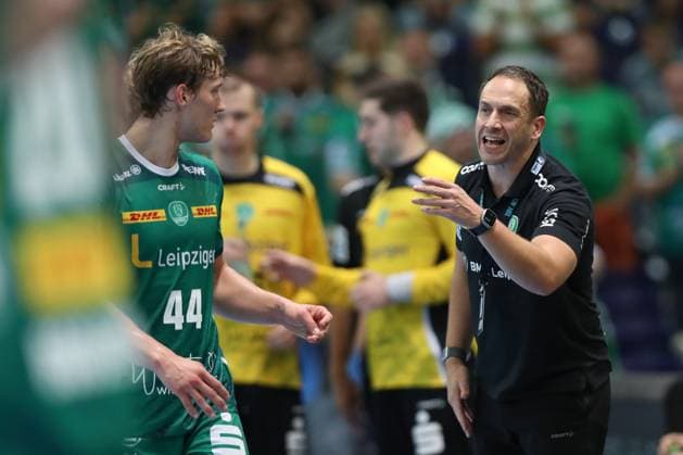 21.09.2025, xtgx, Handball - Daikin HBL, SC DHfK Leipzig - THW Kiel emspor, v.l. Raul Alonso (Leipzig, Trainer) gibt Anweisungen, gestikuliert mit den Armen, gesticulate, gives instructions Blaer Hinriksson (Leipzig, 44) Leipzig
