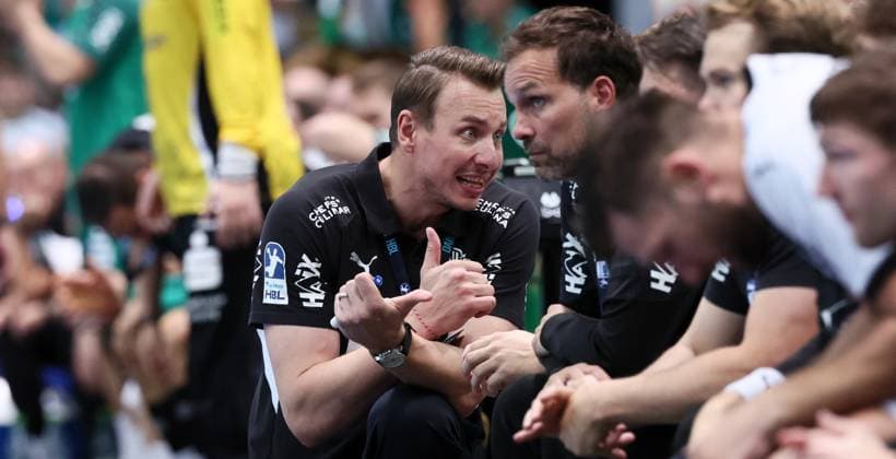 Leipzig, 21.09.2025, Arena Leipzig, Handball, Bundesliga, 5.Spieltag , SC DHfK Leipzig vs. THW Kiel , Im Bild; Trainer Filip Jicha, THW Kiel. , Nur zur redaktionellen Nutzung. Only editorial use. , DHB HBL regulations prohibit any use of photographs as image sequences and or quasi-video. ,
