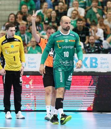 Leipzig, 21.09.2025, Arena Leipzig, Handball, Bundesliga, 5.Spieltag , SC DHfK Leipzig vs. THW Kiel , Im Bild; ZweiminutenStrafe vom Schiedserichter für Thomas Oehlich ( 10, DHfK). , Nur zur redaktionellen Nutzung. Only editorial use. , DHB HBL regulations prohibit any use of photographs as image sequences and or quasi-video. ,