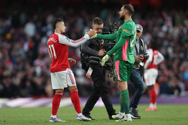 Arsenal v Manchester City 21 September 2025, London - Premier League Football - Arsenal v Manchester City - Gabriel Martinelli of Arsenal and Manchester City goalkeeper Gianluigi Donnarumma embrace after the match - Photo: Charlotte Wilson Offside. London UK Copyright: xCharlottexWilsonx xOffsidexOffside