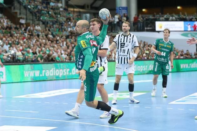 21.09.2025, xtgx, Handball - Daikin HBL, SC DHfK Leipzig - THW Kiel emspor, v.l. Thomas Oehlrich (Leipzig, 10) wirft Tor, Torschuetze, erzielt Tor, Treffer, scores the goal Leipzig