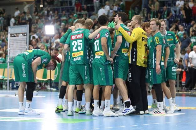 21.09.2025, xtgx, Handball - Daikin HBL, SC DHfK Leipzig - THW Kiel emspor, v.l. Leipzig enttaeuscht, schaut enttaeuscht, niedergeschlagen, disappointed Leipzig