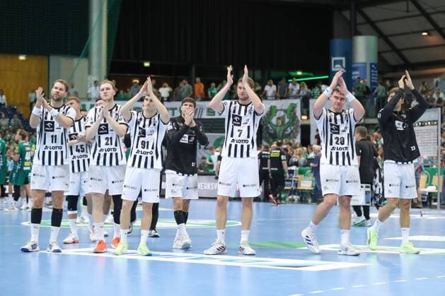 21.09.2025, xtgx, Handball - Daikin HBL, SC DHfK Leipzig - THW Kiel emspor, v.l. Kiel Jubel ueber den Sieg, Jubel nach Spielende Leipzig