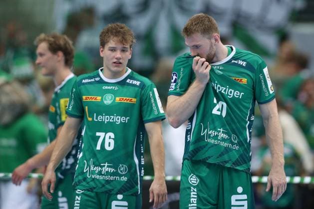 21.09.2025, xtgx, Handball - Daikin HBL, SC DHfK Leipzig - THW Kiel emspor, v.l. Tom Koschek (Leipzig, 76), William Bogojevic (Leipzig, 20) enttaeuscht, schaut enttaeuscht, niedergeschlagen, disappointed Leipzig