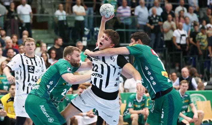 Leipzig, 21.09.2025, Arena Leipzig, Handball, Bundesliga, 5.Spieltag , SC DHfK Leipzig vs. THW Kiel , Im Bild von links; William Bogojevic (20, Leipzig), Rasmus Ankermann ( 22, Kiel), Marko Mamic (14, Leipzig). , Nur zur redaktionellen Nutzung. Only editorial use. , DHB HBL regulations prohibit any use of photographs as image sequences and or quasi-video. ,