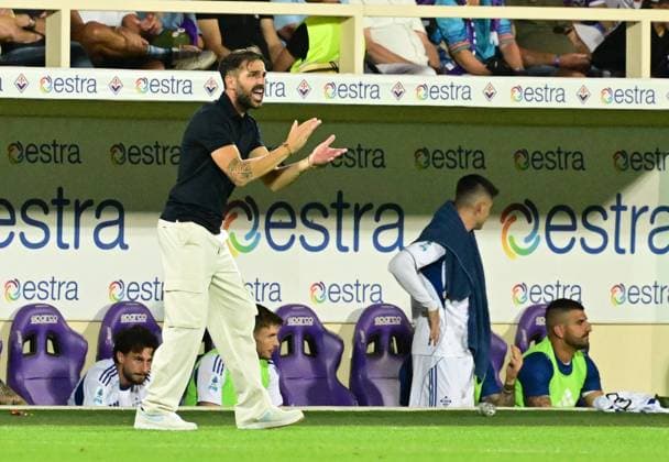 September 21, 2025, Firenze, Italy: Como s coach Cesc Fabregas reacts during the Italian serie A soccer match ACF Fiorentina vs Como 1907 at Artemio Franchi Stadium in Florence, Italy, 21 September 2025..ANSA CLAUDIO GIOVANNINI ACF Fiorentina Vs Como 1907  - ZUMAa110 20250921_zaf_a110_111 Copyright: xClaudioxGiovanninix