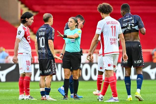 FOOTBALL : MONACO vs METZ - ligue 1 - 21 9 25 Stephanie Frappart speak to Metz™s 10 Gauthier Hein during the French L1 2025-2026 season football match between AS Monaco and FC Metz at Louis II stadium of Monaco, south France, on September 21, 2025. MONACOMonaco  Copyright: xfredxDIDES psnewzx