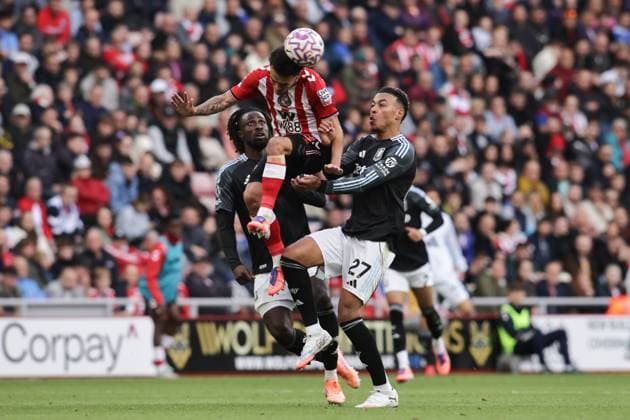Sunderland v Aston Villa - Premier League Enzo Le Fee of Sunderland wins a header against Morgan Rogers of Aston Villa during the Premier League match between Sunderland and Aston Villa at the Stadium of Light in Sunderland, England, on September 20, 2025. Sunderland Tyne and Wear United Kingdom  Copyright: xMIxNewsx originalFilename:fletcher-sunderla250921_npF6x.jpg